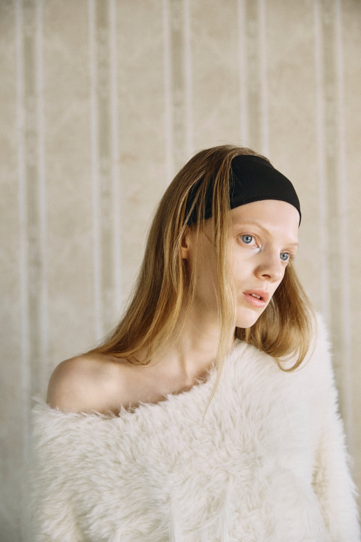 【予定商品】Off Shoulder Feather Knit