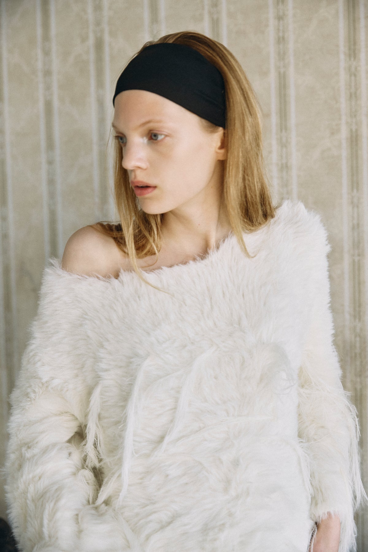 【予定商品】Off Shoulder Feather Knit