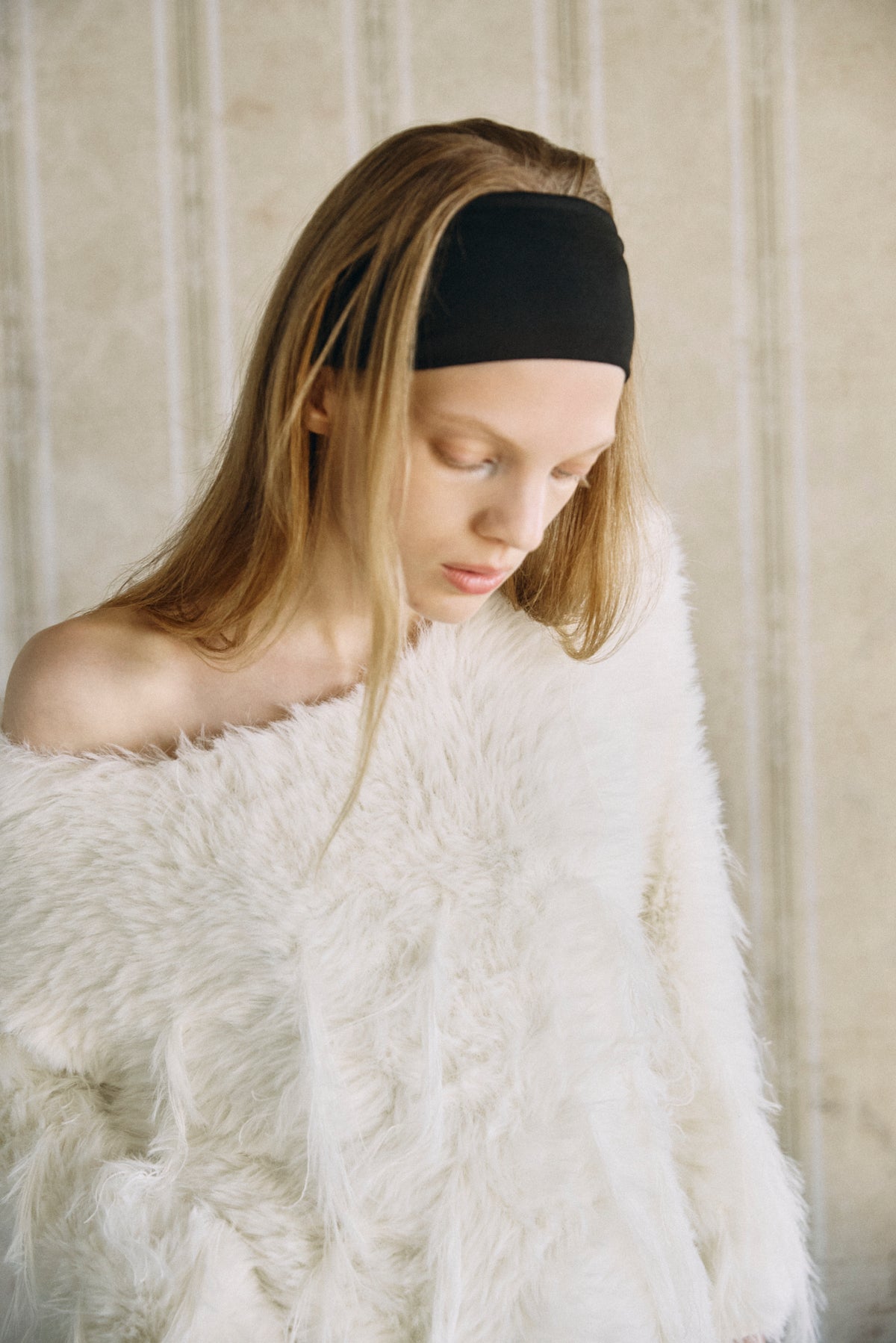 【予定商品】Off Shoulder Feather Knit